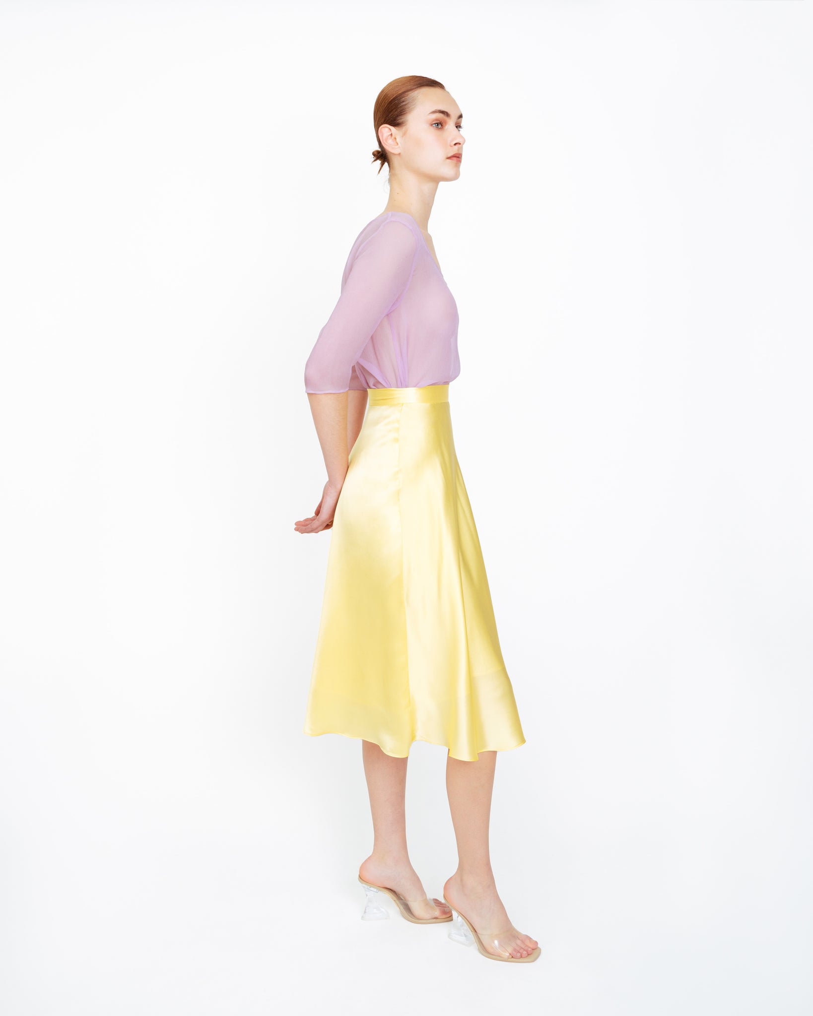 #silkmidiskirt #silkskirt #yellowsilkskirt #lemonskirt 
